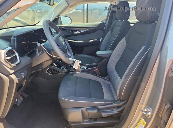 KL79MMSL0TB027327 2026 CHEVROLET TRAILBLAZER Серебряный Вид салона спереди
