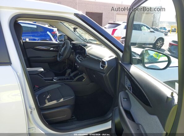 KL79MMSL7TB183882 2026 CHEVROLET TRAILBLAZER White Widok wnętrza z przodu