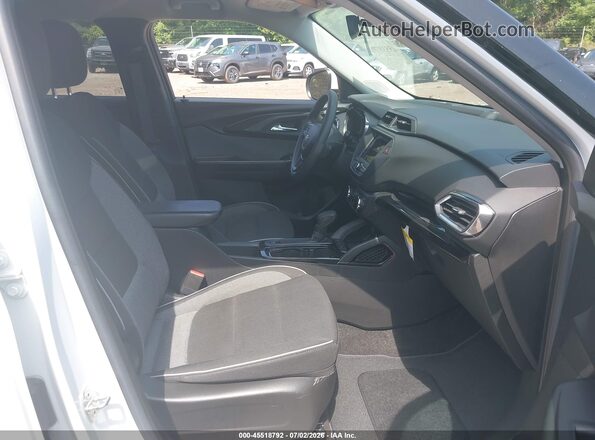 KL79MPS20PB012261 2023 CHEVROLET TRAILBLAZER Белый Вид салона спереди