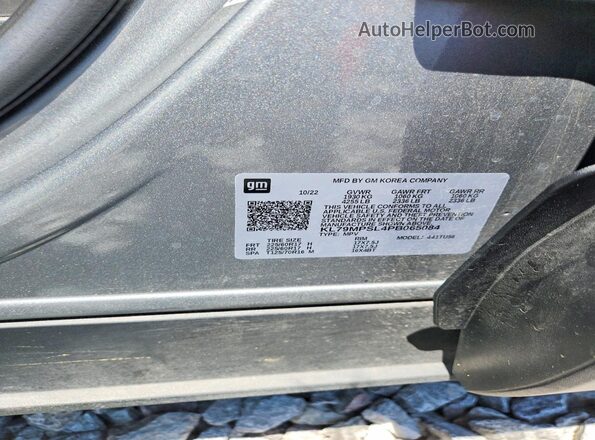 KL79MPSL4PB065084 2023 CHEVROLET TRAILBLAZER Silver Widok naklejki z numerem VIN