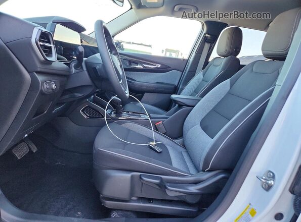 KL79MPSL4SB204025 2025 CHEVROLET TRAILBLAZER Белый Вид салона спереди