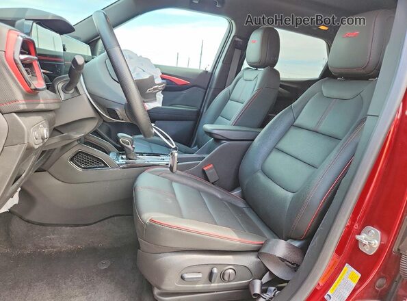 KL79MTSL4RB200379 2024 CHEVROLET TRAILBLAZER Red Widok wnętrza z przodu