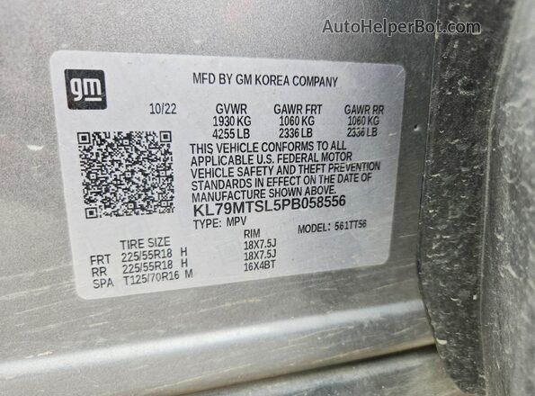 KL79MTSL5PB058556 2023 CHEVROLET TRAILBLAZER Charcoal Widok naklejki z numerem VIN