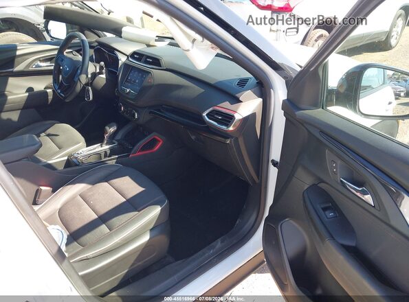 KL79MUSL3PB017140 2023 CHEVROLET TRAILBLAZER Белый Вид салона спереди