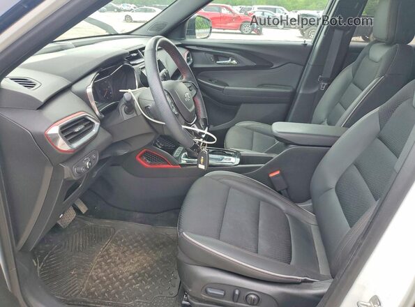 KL79MUSL4PB131826 2023 CHEVROLET TRAILBLAZER Белый Вид салона спереди