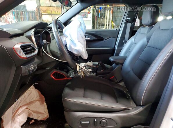 KL79MUSL9PB177300 2023 CHEVROLET TRAILBLAZER White Widok wnętrza z przodu