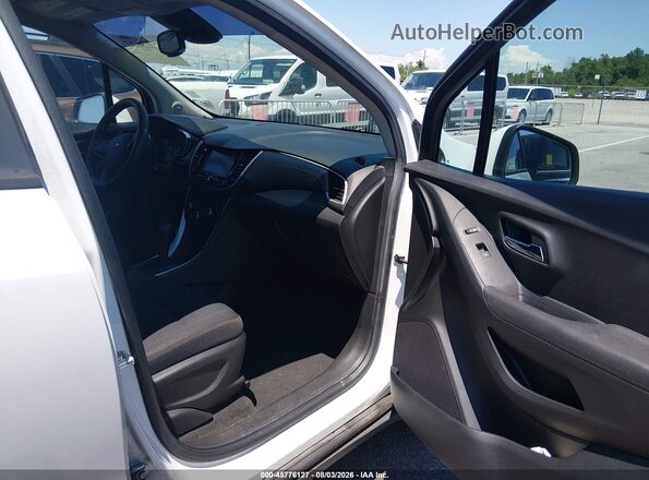 KL7CJKSB0HB100679 2017 CHEVROLET TRAX Белый Вид салона спереди