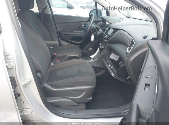 KL7CJKSB0MB339840 2021 CHEVROLET TRAX Silver Widok wnętrza z przodu