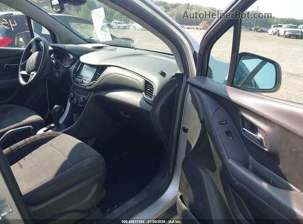 KL7CJKSB2HB213811 2017 CHEVROLET TRAX Silver Vista interior delantera