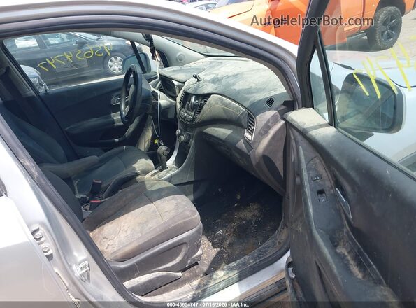 KL7CJKSB2JB612384 2018 CHEVROLET TRAX Silver Սալոնի դիմացի տեսք