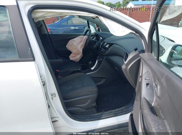 KL7CJKSB3JB703583 2018 CHEVROLET TRAX Белый Вид салона спереди