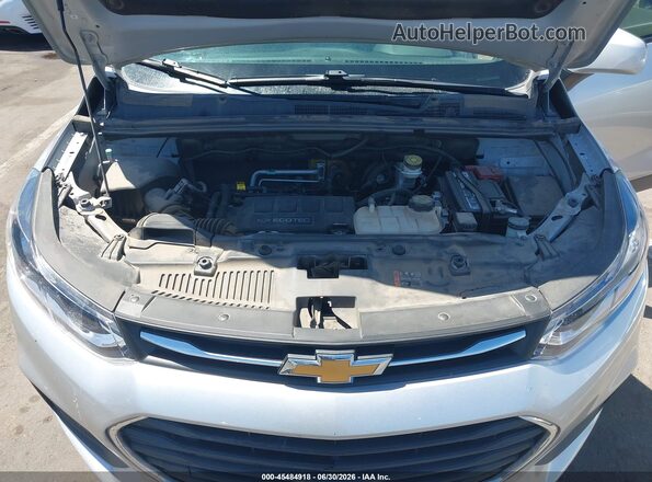 KL7CJKSB4JB608272 2018 CHEVROLET TRAX Серебряный Вид сзади