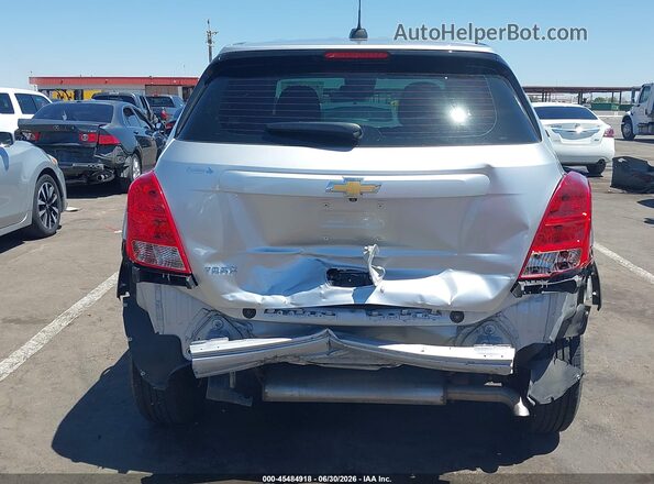 KL7CJKSB4JB608272 2018 CHEVROLET TRAX Серебряный Вид спереди