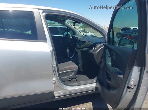 KL7CJKSB4JB608272 2018 CHEVROLET TRAX Серебряный Вид салона спереди