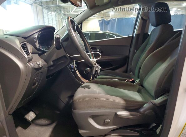 KL7CJKSB4JB722305 2018 CHEVROLET TRAX White Вид салону спереду