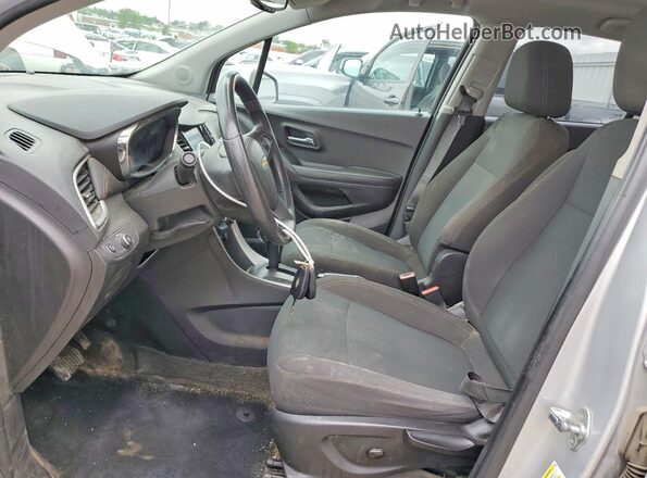 KL7CJKSB4LB323655 2020 CHEVROLET TRAX Серебряный Вид салона спереди