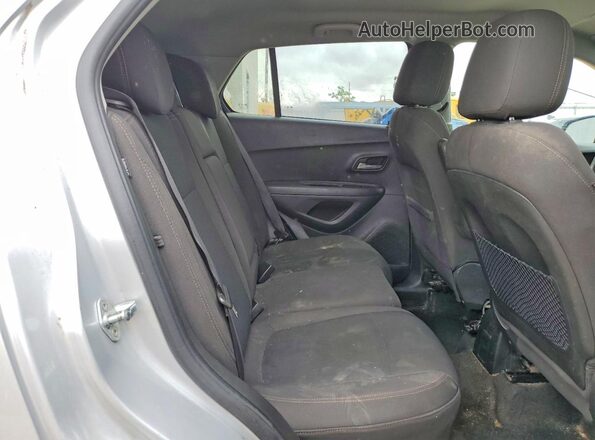 KL7CJKSB4LB323655 2020 CHEVROLET TRAX Серебряный Вид задней части салона