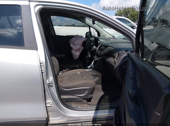 KL7CJKSB6JB548074 2018 CHEVROLET TRAX Серебряный Вид салона спереди