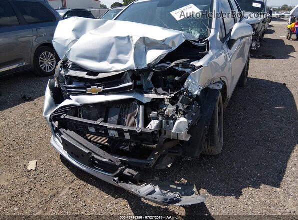 KL7CJKSB6JB548074 2018 CHEVROLET TRAX Серебряный Вид спереди