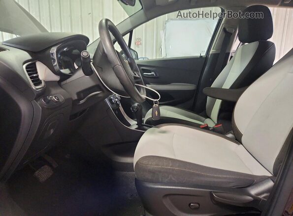 KL7CJKSB8MB308206 2021 CHEVROLET TRAX Purple Widok wnętrza z przodu