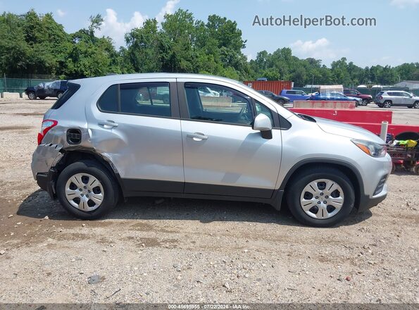 KL7CJKSBXJB715813 2018 CHEVROLET TRAX Silver Widok wnętrza z tyłu