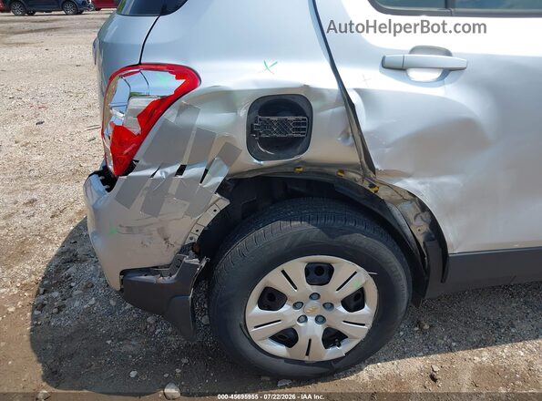 KL7CJKSBXJB715813 2018 CHEVROLET TRAX Silver Widok z przodu