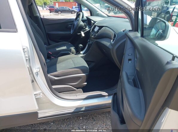 KL7CJKSBXJB715813 2018 CHEVROLET TRAX Silver Widok wnętrza z przodu