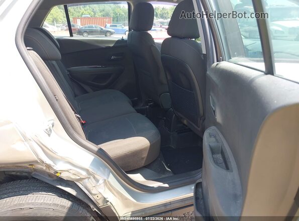 KL7CJKSBXJB715813 2018 CHEVROLET TRAX Silver Widok naklejki z numerem VIN