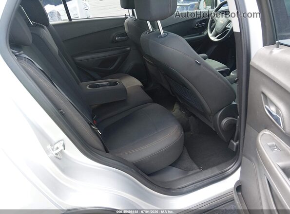 KL7CJKSBXLB031332 2020 CHEVROLET TRAX Silver Widok naklejki z numerem VIN