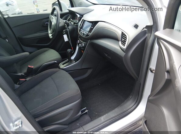 KL7CJKSBXLB031332 2020 CHEVROLET TRAX Silver Widok wnętrza z przodu