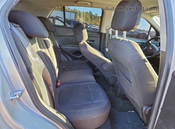 KL7CJKSM4NB522628 2022 CHEVROLET TRAX Silver Vista interior trasera