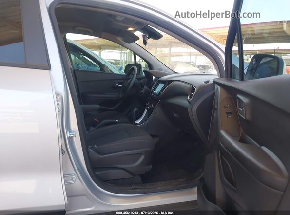 KL7CJKSM4NB539199 2022 CHEVROLET TRAX Silver Вид салону спереду