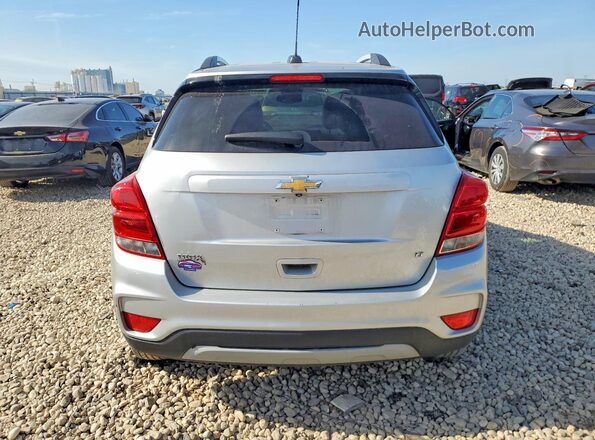 KL7CJLSB1HB093652 2017 CHEVROLET TRAX Серебряный Вид сзади