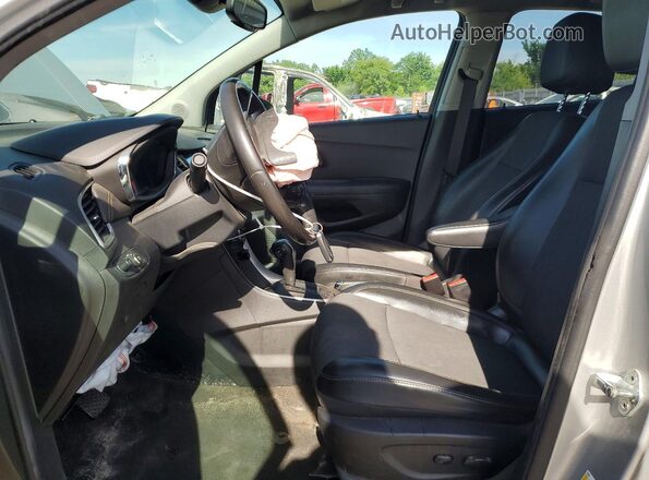KL7CJLSB1HB093652 2017 CHEVROLET TRAX Серебряный Вид салона спереди