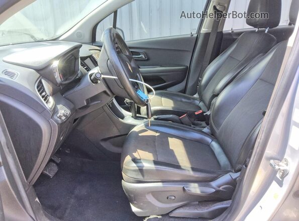 KL7CJLSB1MB330182 2021 CHEVROLET TRAX Серебряный Вид салона спереди