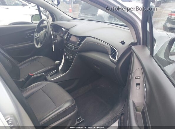 KL7CJLSB4MB323842 2021 CHEVROLET TRAX Серебряный Вид салона спереди
