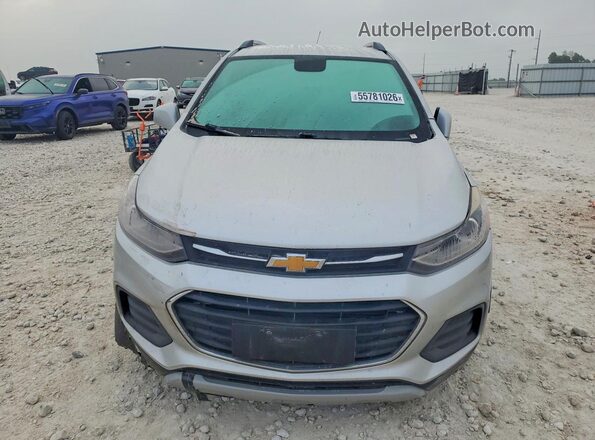 KL7CJLSB5JB678465 2018 CHEVROLET TRAX Silver Widok z przodu