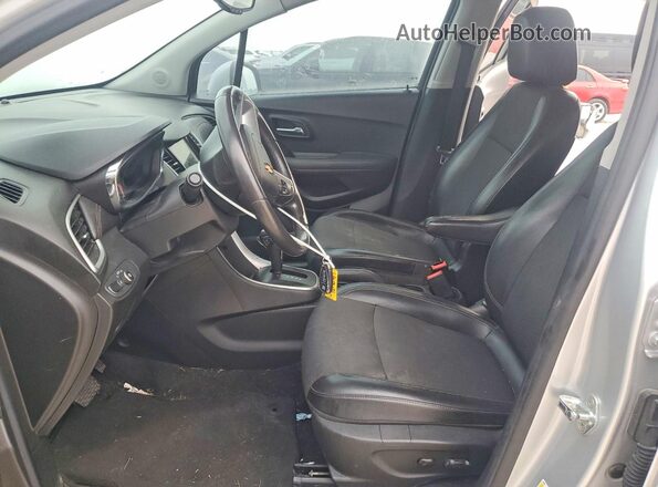 KL7CJLSB5JB678465 2018 CHEVROLET TRAX Silver Widok wnętrza z przodu
