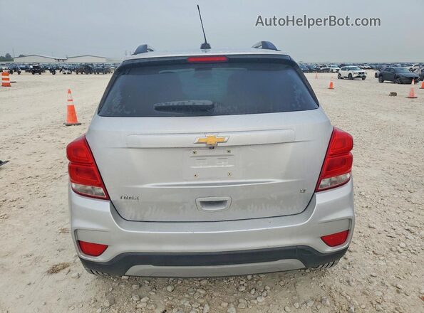 KL7CJLSB5JB678465 2018 CHEVROLET TRAX Silver Widok z tyłu