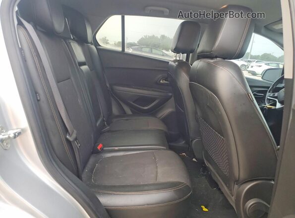 KL7CJLSB5JB678465 2018 CHEVROLET TRAX Silver Widok tylnych siedzeń