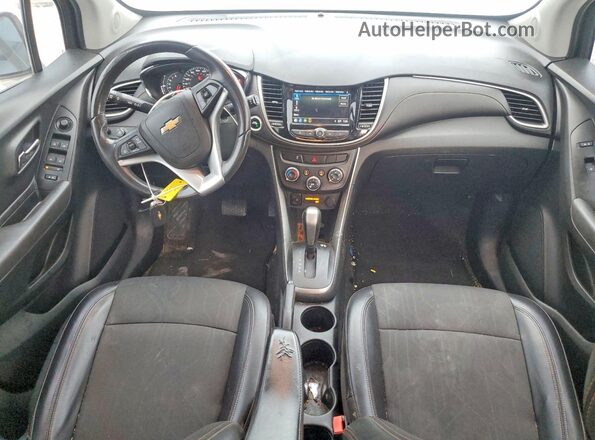 KL7CJLSB5JB678465 2018 CHEVROLET TRAX Silver Widok deski rozdzielczej