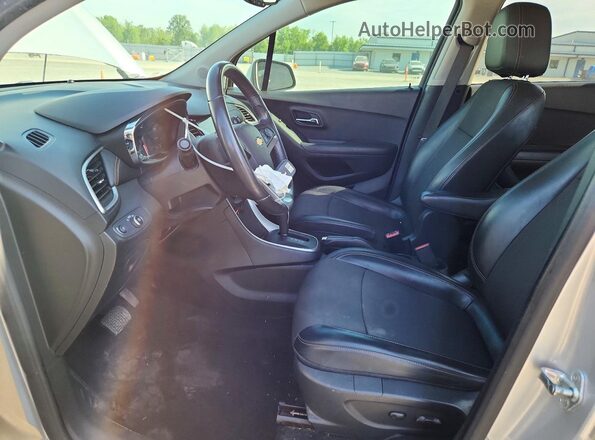 KL7CJLSB5LB020437 2020 CHEVROLET TRAX Серебряный Вид салона спереди