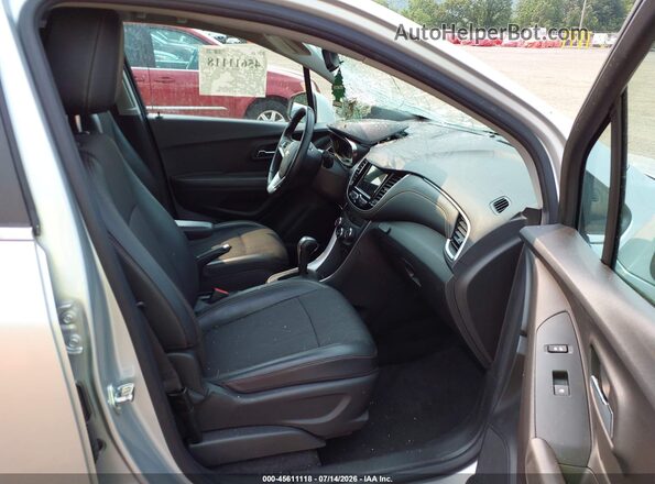 KL7CJLSB6JB703907 2018 CHEVROLET TRAX Silver Вид салону спереду