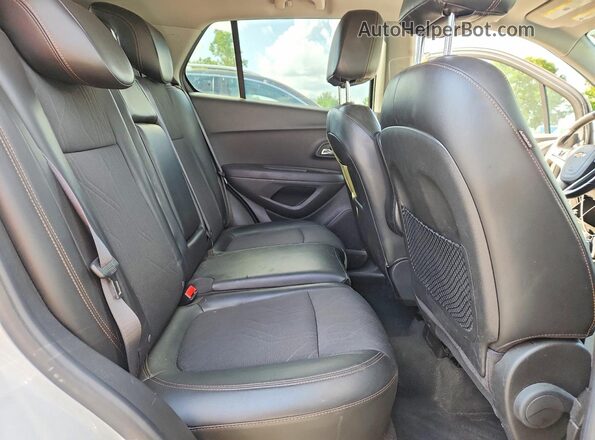 KL7CJLSB8HB153085 2017 CHEVROLET TRAX Белый Вид задней части салона