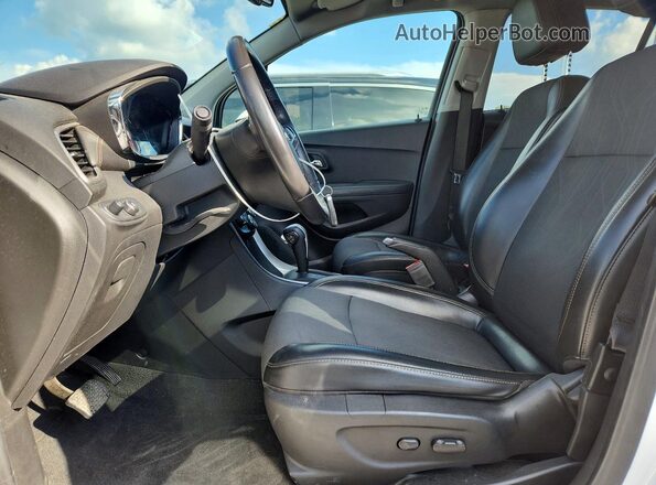KL7CJLSB8HB153085 2017 CHEVROLET TRAX Белый Вид салона спереди