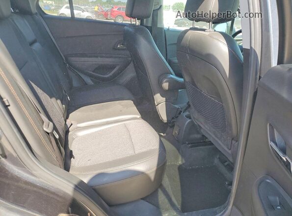 KL7CJLSBXJB580807 2018 CHEVROLET TRAX Угольный Вид задней части салона