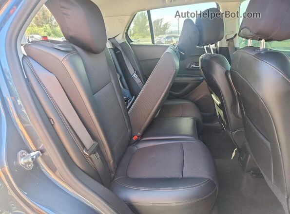 KL7CJLSM4NB565369 2022 CHEVROLET TRAX Gray Widok tylnych siedzeń