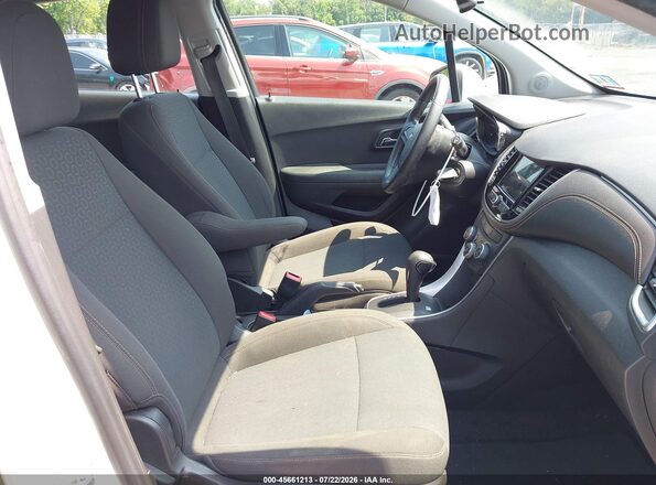 KL7CJNSB1JB697901 2018 CHEVROLET TRAX White Front interior view