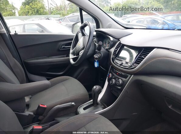 KL7CJNSB3JB558384 2018 CHEVROLET TRAX Silver Front interior view