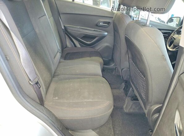 KL7CJNSB7JB519961 2018 CHEVROLET TRAX Silver Вид задніх сидінь